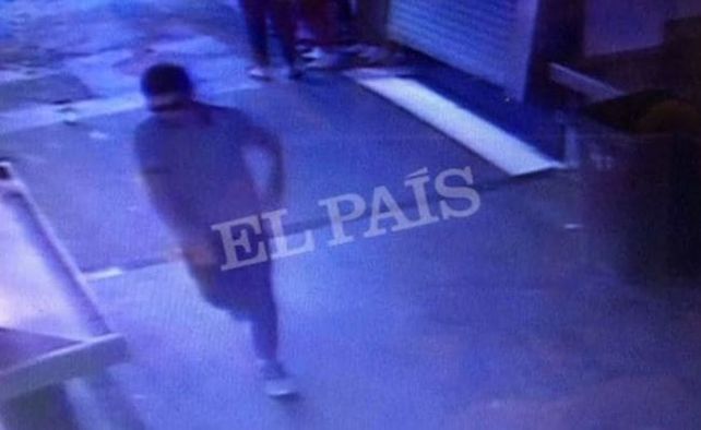 Aparecieron fotos que muestran cuando el conductor de la camioneta se va caminando tras el atentado