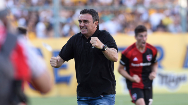 Osella aprieta los puños y celebra el gol de Maxi en el clásico de 2016.