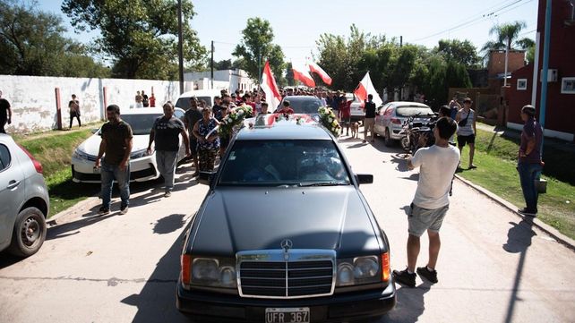 El cortejo fúnebre llega al Cementerio Municipal de San Cristóbal acompañado por una multitud