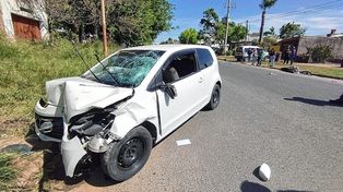 Motociclistas muy graves a causa de choques con autos