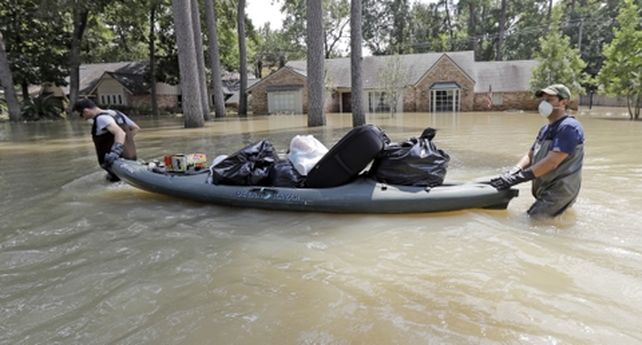 evacuados. Damnificados transportan objetos sacados de las vivendas.