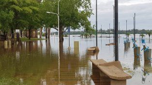 El Uruguay no para de crecer: calles anegadas y comerciantes evacuados en Concordia