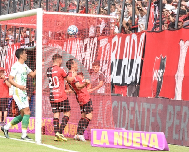 Triunfo colosal. Newell’s le ganó por la tarde a Defensa y Justicia en el Coloso.