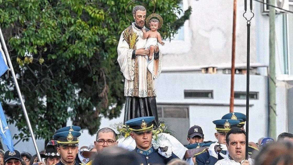 San Cayetano: por qué cada 7 de agosto miles de fieles renuevan su fe para pedir pan y trabajo en el país.