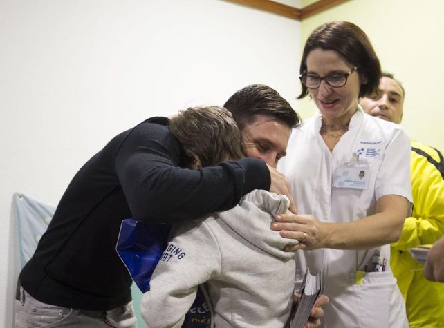 Emoción. Un niño abraza al ídolo que los ha ido a visitar. El paso de Leo por un hospital español.