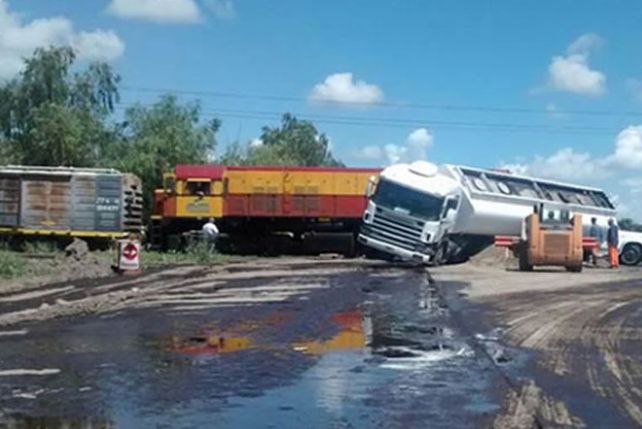 La formación de carga y el transporte de combustible chocaron sobre la ruta 10 pasado el mediodía. (Foto: LT3)