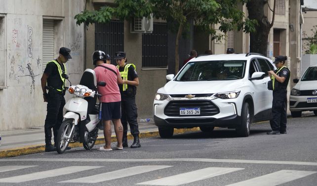 El centro mostraba las calles casi vacías y con fuerte presencia policial.