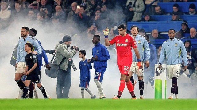Dibu Martínez fue figura en el triunfo ante Chelsea.
