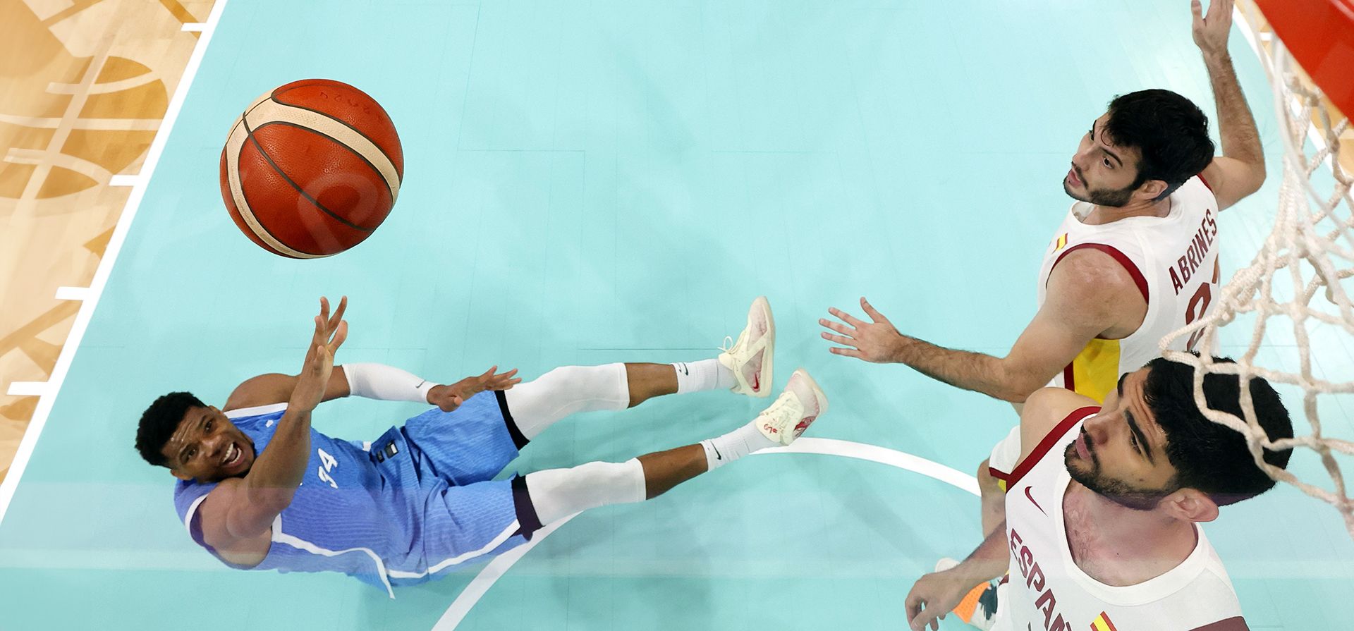 El griego Giannis Antetokounmpo (izquierda) lanza desde la cancha mientras el español Alex Abrines (arriba a la derecha) y el español Santi Aldama defienden durante un partido de baloncesto masculino en los Juegos Olímpicos de Verano de 2024, el martes 30 de julio de 2024, en Villeneuve-d'Ascq, Francia. (Gregory Shamus/Pool Photo vía AP) El griego Giannis Antetokounmpo (izquierda) lanza desde la cancha mientras el español Alex Abrines (arriba a la derecha) y el español Santi Aldama defienden durante un partido de baloncesto masculino en los Juegos Olímpicos de Verano de 2024, el martes 30 de julio de 2024, en Villeneuve-d'Ascq, Francia. (Gregory Shamus/Pool Photo vía AP)