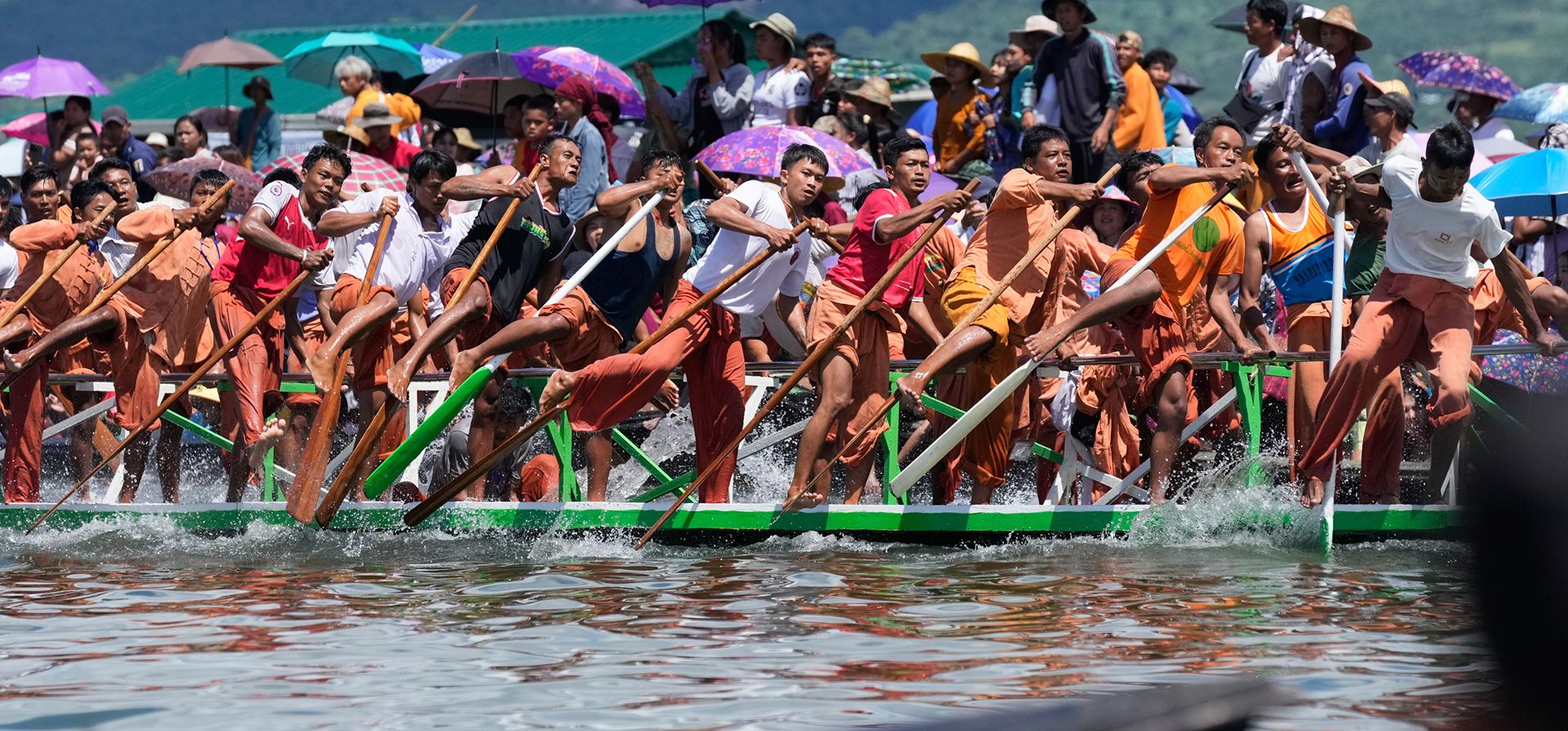 Personas de la etnia Intha reman en sus botes durante una competición tradicional de carreras de botes para conmemorar el festival de la pagoda Phaung Daw Oo, el viernes 26 de septiembre de 2025, en el lago Inle, al sur del estado de Shan, Myanmar (Birmania). (Foto AP/Thein Zaw)