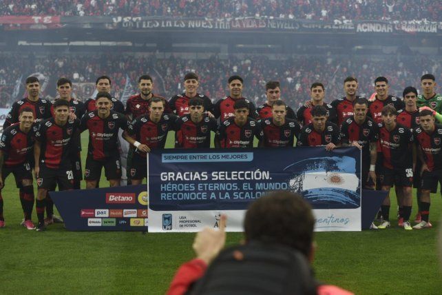 Todo el plantel de Newells que posó para la foto antes del partido frente a Talleres.