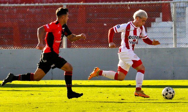 El clásico liguista entre Colón y Unión se juega en la autopista con público de ambas hinchadas.