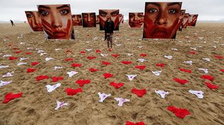 Cientos de bombachas inundan las playas de Brasil en protesta por violaciones a mujeres
