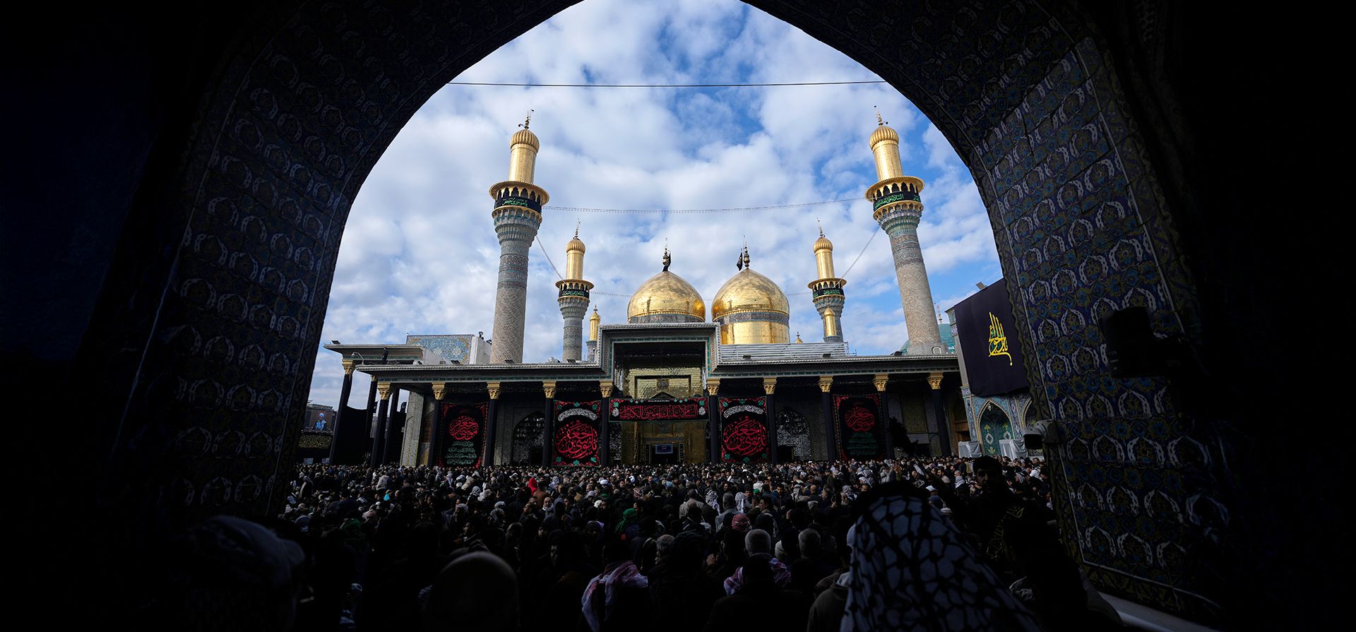 Fieles chiítas se reúnen en el santuario de cúpula dorada del imán Moussa al-Kadhim, fallecido a finales del siglo VIII, durante la conmemoración anual de la muerte del santo en Bagdad, Irak, el jueves 15 de enero de 2026. (Foto AP/Hadi Mizban) Fieles chiítas se reúnen en el santuario de cúpula dorada del imán Moussa al-Kadhim, fallecido a finales del siglo VIII, durante la conmemoración anual de la muerte del santo en Bagdad, Irak, el jueves 15 de enero de 2026. (Foto AP/Hadi Mizban)