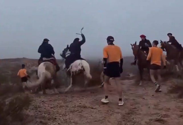 Personas a caballo atacaron a competidores de una carrera en Río Negro