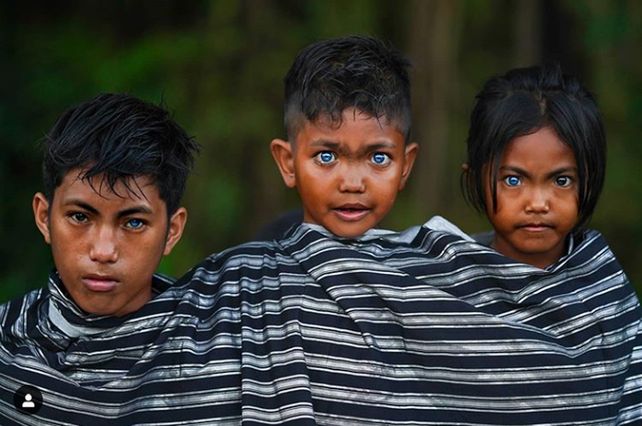Por una mutación genética, una tribu de Indonesia sorprende por sus ojos azules
