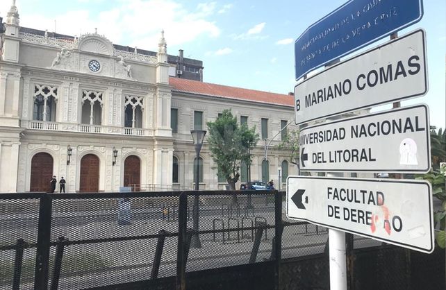 Así se encuentran las inmediaciones del Paraninfo de la UNL.