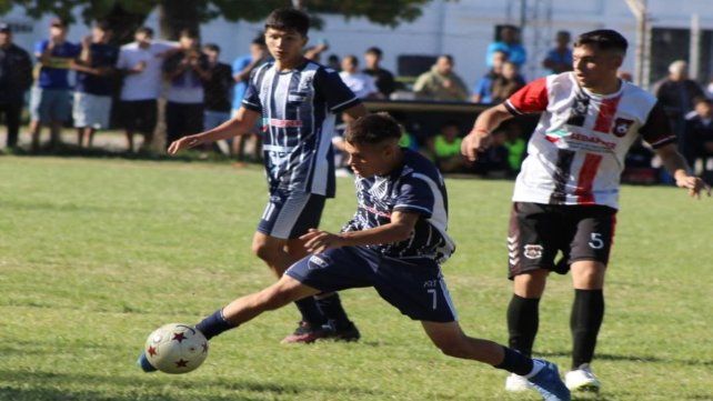Universitario logró su primer triunfo en el actual campeonato de la Liga Paranaense de Fútbol.