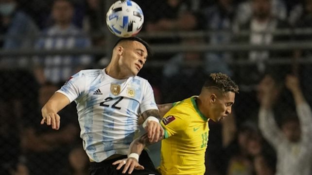 Lautaro Martinez va arriba ante Raphinha.