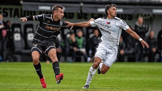 Colón empató un partido picante ante Estudiantes (BA) y quedó como único líder