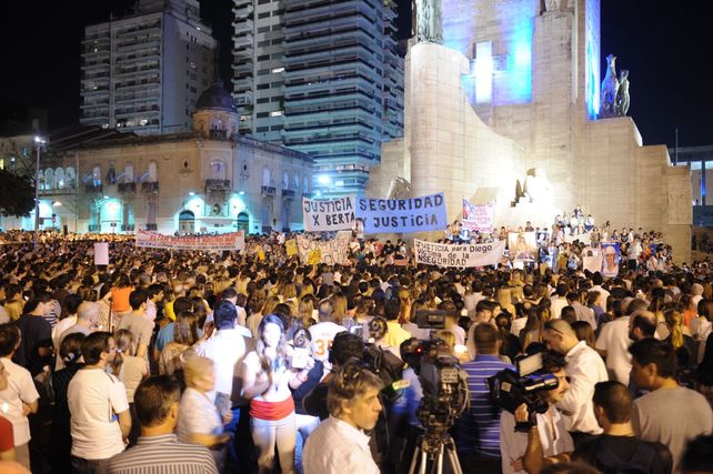 El 21 de agosto de 2014 la sociedad rosarina se reunió en el Monumento para pedir justicia por el asesinato de Mariano Bertini.&nbsp;