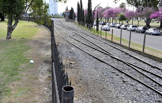 Desplazamiento. Las vías del ferrocarril serán desplazadas veinte metros hacia avenida Illia. En su lugar se asfaltarán 800 metros de avenida