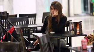Antonella Roccuzzo pasea su sexy figura por un shopping santafesino