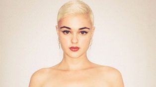 Una modelo de talla grande publicó fotos desnuda para denunciar los patrones de belleza
