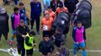 El árbitro Lucas Comesaña se retira del campo de juego al final del primer tiempo y luego denunció amenazas. El árbitro Lucas Comesaña se retira del campo de juego al final del primer tiempo y luego denunció amenazas.