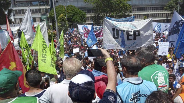 El paro y movilización de CGT y CTA se replica en Paraná: Más que un llamado a la lucha