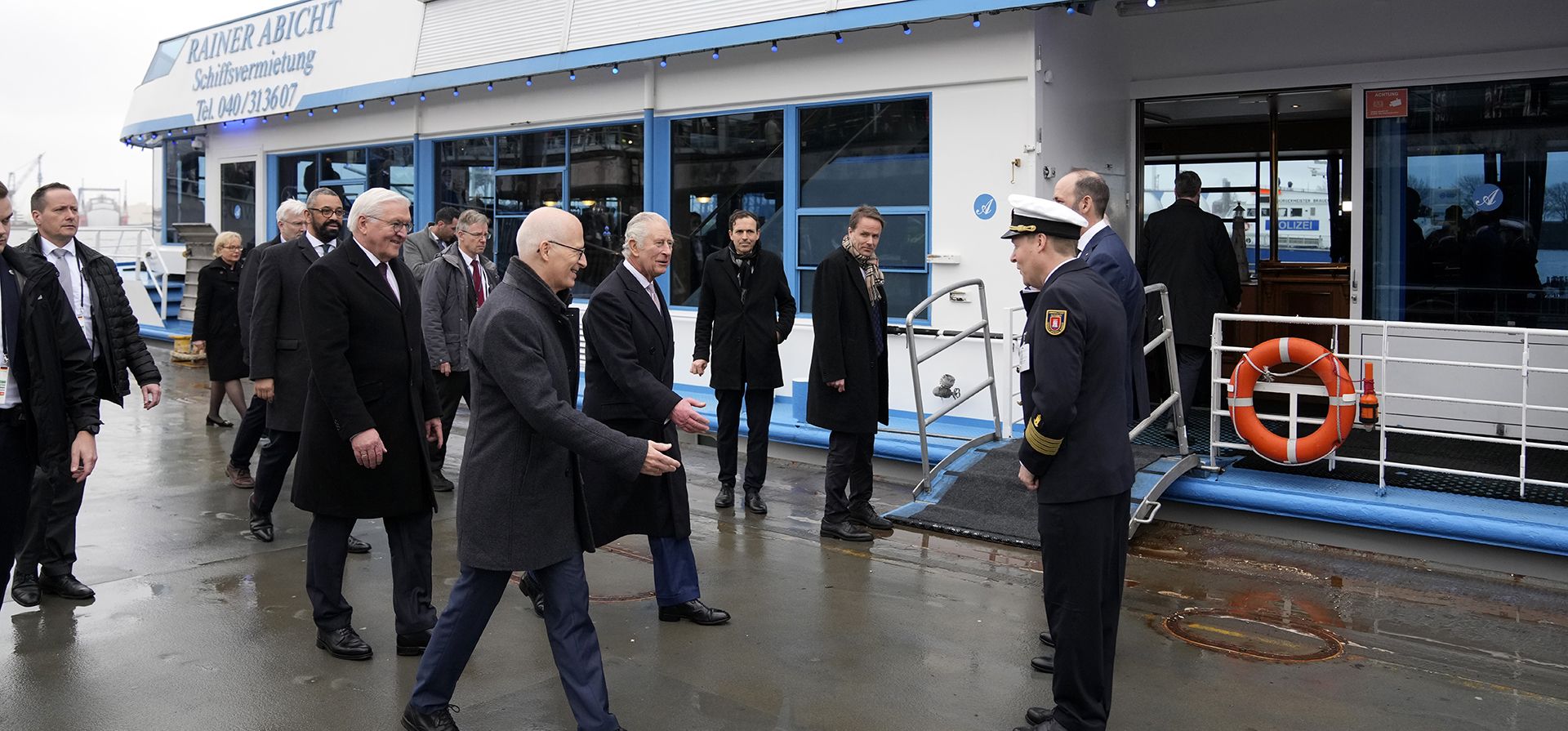 El rey Carlos III de Gran Bretaña y el presidente alemán Frank-Walter Steinmeier llegan para un viaje en barco al puerto de Hamburgo, Alemania, el viernes 31 de marzo de 2023. El rey Carlos III llegó el miércoles para una visita oficial de tres días a Alemania. (Foto AP/Matthias Schrader, Piscina)