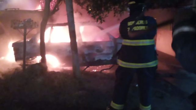 Una dotación de Bomberos Zapadores trabajó para extinguir las llamas frente a la sub 22ª.&nbsp;
