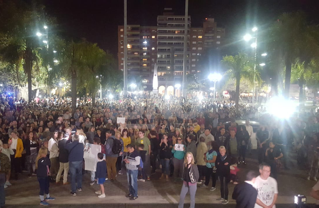 Multitudinaria concentración frente a Casa de Gobierno.