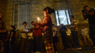 Frente al Politécnico. Las velas, siempre protagonistas ante cada ceremonia.