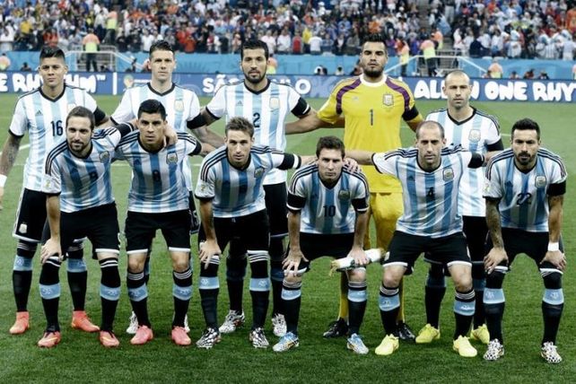 A un mes de dar la lista para enfrentar a Uruguay, no hay quien la confeccione