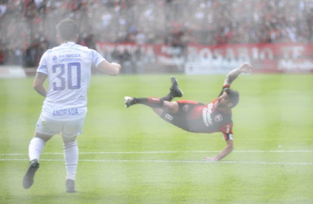 La pirueta notable de Pablo Pérez para anotar ante Godoy Cruz.