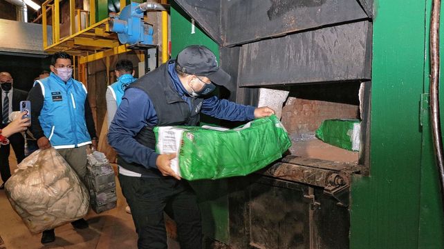 Quemaron más de 50.000 barbijos falsos del Conicet