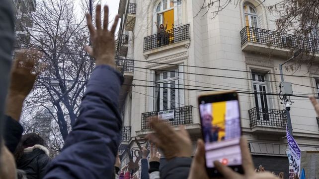 Cristina saluda a sus seguidores desde el balcón de su departamento en el barrio porteño de Constitución.