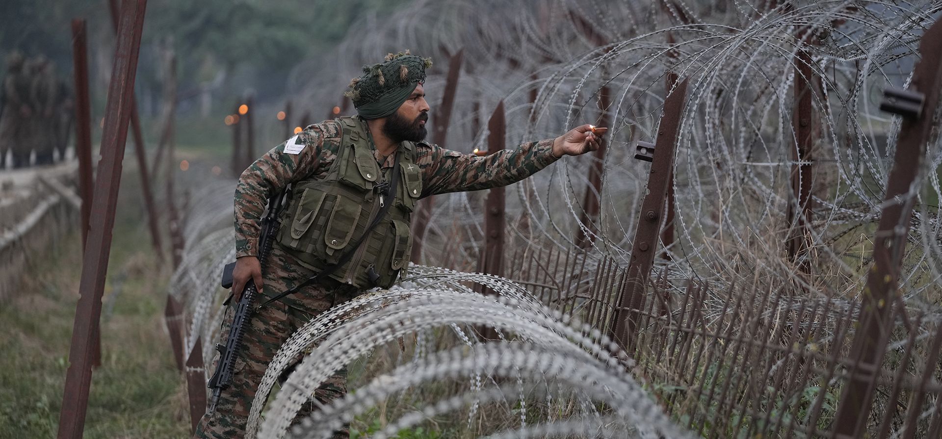 Un soldado del ejército indio enciende una lámpara de barro en una valla para celebrar Diwali, cerca de la Línea de Control que divide la región de Cachemira entre India y Pakistán, en el sector de Akhnoor, Jammu y Cachemira, India, el lunes 28 de octubre de 2024. (Foto AP/Channi Anand) Un soldado del ejército indio enciende una lámpara de barro en una valla para celebrar Diwali, cerca de la Línea de Control que divide la región de Cachemira entre India y Pakistán, en el sector de Akhnoor, Jammu y Cachemira, India, el lunes 28 de octubre de 2024. (Foto AP/Channi Anand)