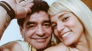 Maradona le propuso matrimonio a su novia en una fiesta 