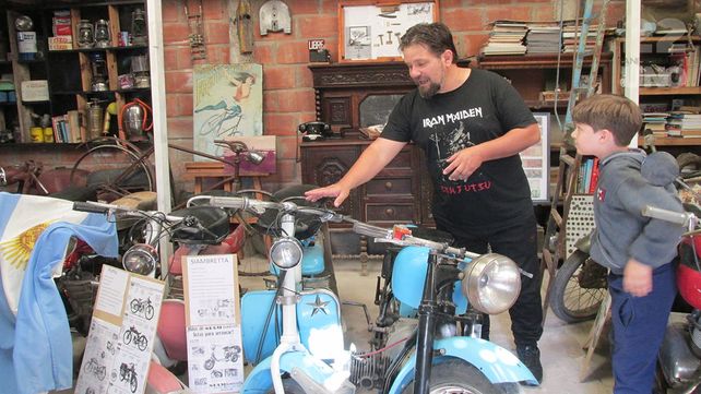 Vicente Gutiérrez colecciona motos y antigüedades. Junto a su familia formó un museo y de modo itinerante lo lleva a escuelas y eventos