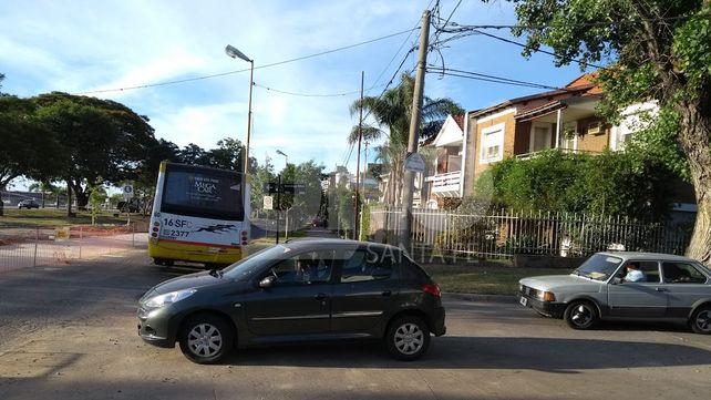 Un colectivo de la Línea 16 colapsó aún más el tránsito en la Costanera