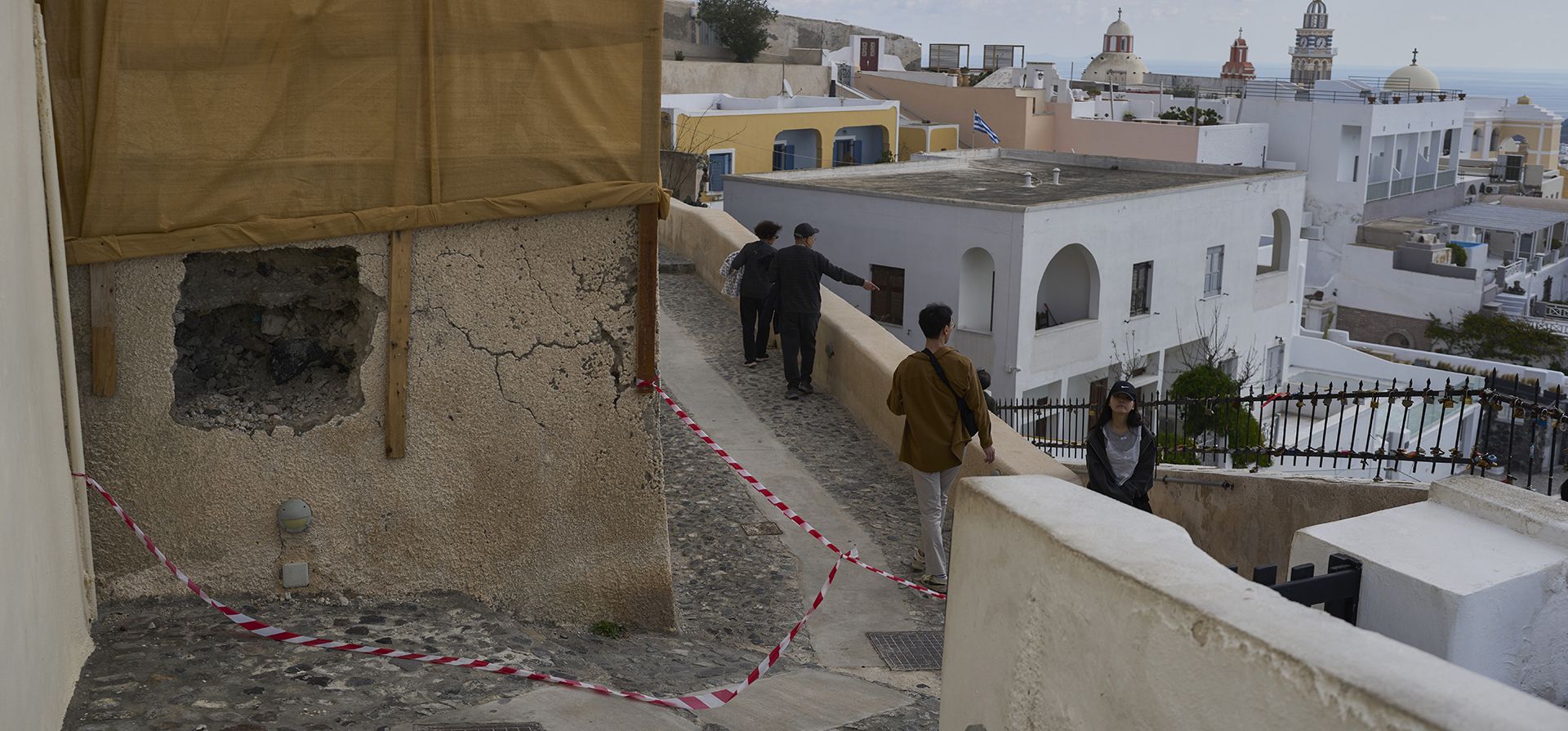Turistas caminan por las estrechas calles de la ciudad de Fira mientras se despliegan equipos de emergencia después de que un enjambre de terremotos preocupe a los expertos griegos en la popular isla de vacaciones del mar Egeo de Santorini, en el sur de Grecia, el lunes 3 de febrero de 2025. (Foto AP/Petros Giannakouris) Turistas caminan por las estrechas calles de la ciudad de Fira mientras se despliegan equipos de emergencia después de que un enjambre de terremotos preocupe a los expertos griegos en la popular isla de vacaciones del mar Egeo de Santorini, en el sur de Grecia, el lunes 3 de febrero de 2025. (Foto AP/Petros Giannakouris)