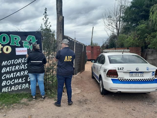 Uno de los establecimientos allanados este miércoles a la tarde por robo de cable, medidores y otros artículos en la vía pública. 