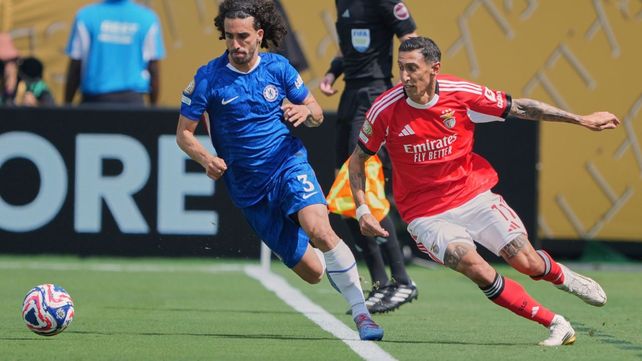 Ángel Di María intenta superar al español Cucurella. Angelito marcó su cuarto gol de penal y quedó hoy como máximo artillero del Mundial de Clubes