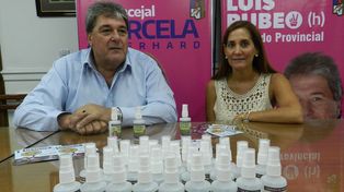 Diputado y concejal reparten repelente con sus fotos en la etiqueta