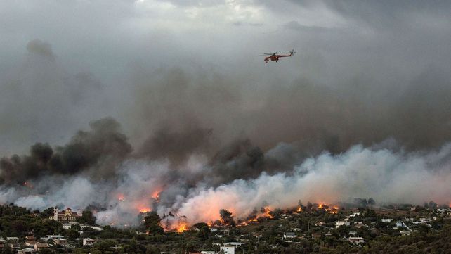 El mayor incendio de la década en Grecia deja numerosos muertos, casas y vehículos destruidos