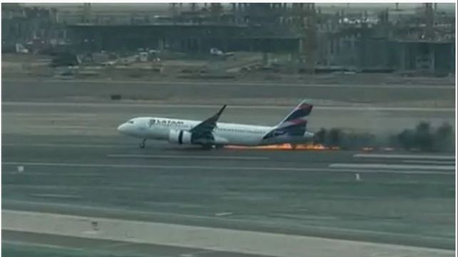 Video: un avión chocó con un camión antes de despegar y hay dos víctimas fatales