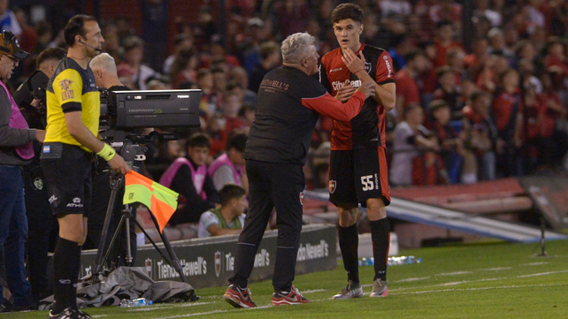 Adrián Coria le da indicaciones a Tomás Jacob en un partido de Newells de 2022. En ese momento