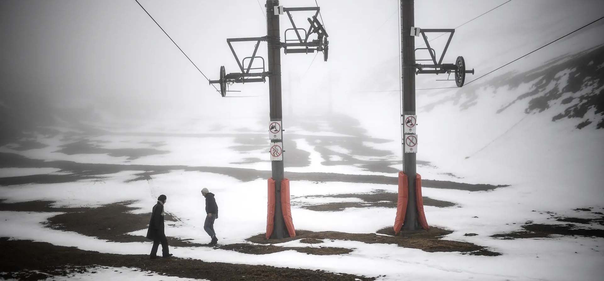 Visitantes caminan por una ladera de la estación de esquí de Artouste, en la región de los Pirineos Atlánticos, que ha tenido muy poca nieve en febrero, de los últimos 30 años, Laruns, Francia. Fotografía: Christophe Archambault/AFP/Getty Images Visitantes caminan por una ladera de la estación de esquí de Artouste, en la región de los Pirineos Atlánticos, que ha tenido muy poca nieve en febrero, de los últimos 30 años, Laruns, Francia. Fotografía: Christophe Archambault/AFP/Getty Images